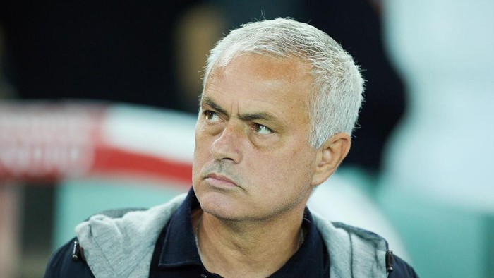 UDINE, ITALY - SEPTEMBER 04: Jose Mourinho, Manager of AS Roma looks on during the Serie A match between Udinese Calcio and AS Roma at Dacia Arena on September 04, 2022 in Udine, Italy. (Photo by Emmanuele Ciancaglini/Getty Images)