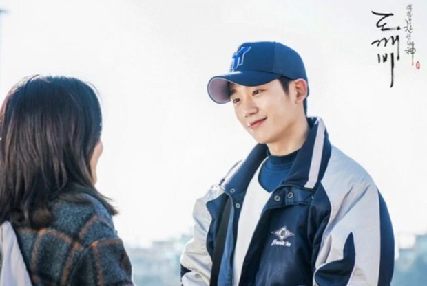 Jung Hae In mengejutkan penonton drama Goblin dengan kehadirannya sebagai cameo dan berinteraksi dengan Kim Go-Eun.