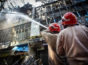 Pasar Kain di Delhi Kebakaran, Bangunan Hancur dan Gosong