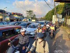 Massa Demo BBM Tutup Pertigaan Tello Makassar, Jalan Perintis Macet 1 Km