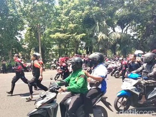 Massa Buruh Jatim Turun Jalan Demo Naiknya Harga BBM di Surabaya