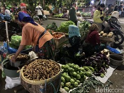 Penjualan Sayur-Daging Ayam di Surabaya Turun Dampak Kenaikan BBM