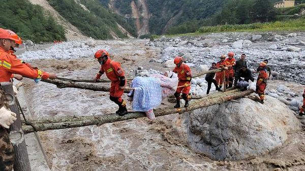 Potret Evakuasi Korban Gempa di China, Meniti Jembatan Kayu Berbahaya