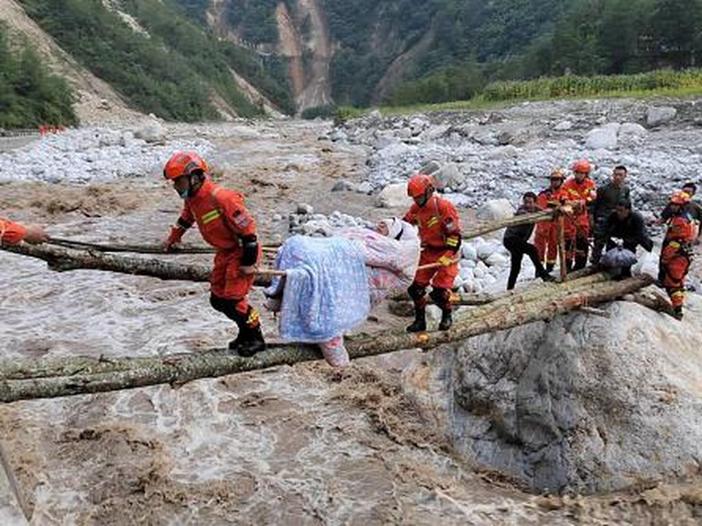 Potret Evakuasi Korban Gempa di China, Meniti Jembatan Kayu Berbahaya