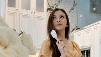 Keseruan Alisia Rininta Saat Bikin Kue hingga Petik Sayur