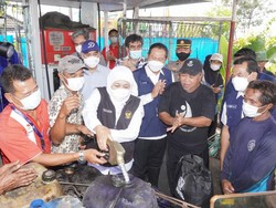 Khofifah Blusukan ke Stasiun Pengisian Bahan Bakar Nelayan Lamongan