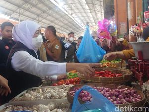 Keliling Lamongan, Khofifah Pantau Solar Nelayan-Cek Harga Sembako