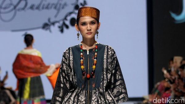 8 Koleksi Terbaru Didi Budiardjo, Busana Modern dari Tenun Bugis