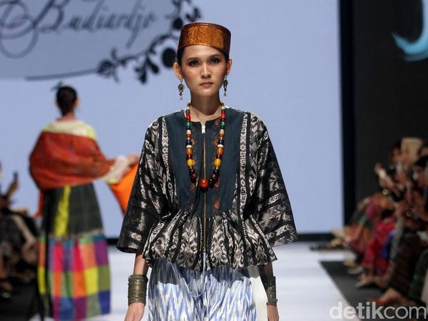 8 Koleksi Terbaru Didi Budiardjo, Busana Modern dari Tenun Bugis