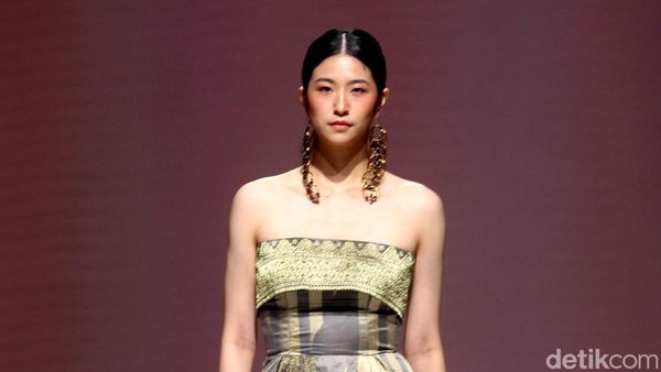 7 Koleksi Busana Tenun Sambas Karya Liliana Lim Yang di JF3 2022