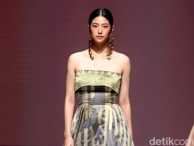 7 Koleksi Busana Tenun Sambas Karya Liliana Lim Yang di JF3 2022