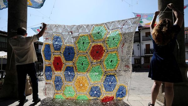 Kreatif, Lansia di Spanyol Sulap Kantong Plastik Jadi Kanopi