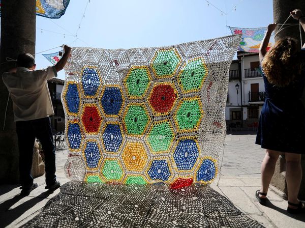 Kreatif, Lansia di Spanyol Sulap Kantong Plastik Jadi Kanopi