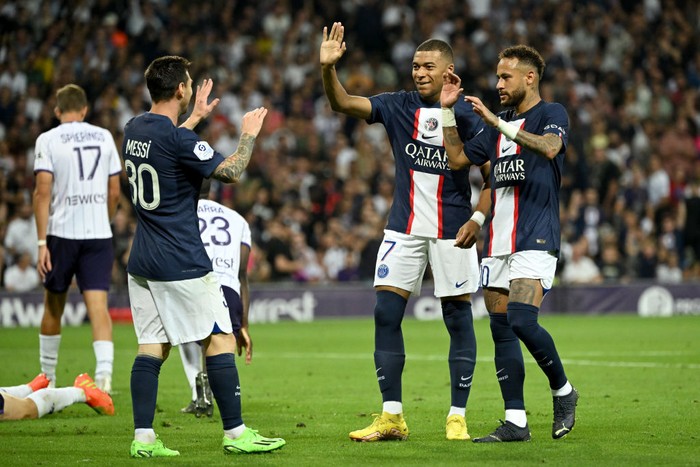 TOULOUSE, FRANCE - AUGUST 31: Lionel Messi, Kylian Mbappe and Neymar Jr of Paris Saint-Germain during the Ligue 1 match between Toulouse Football Club and Paris Saint-Germain at the Stadium on August 31, 2022 in Toulouse, France. (Photo by Lionel Hahn/Getty Images)