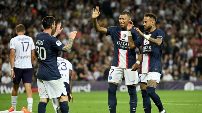 TOULOUSE, FRANCE - AUGUST 31: Lionel Messi, Kylian Mbappe and Neymar Jr of Paris Saint-Germain during the Ligue 1 match between Toulouse Football Club and Paris Saint-Germain at the Stadium on August 31, 2022 in Toulouse, France. (Photo by Lionel Hahn/Getty Images)