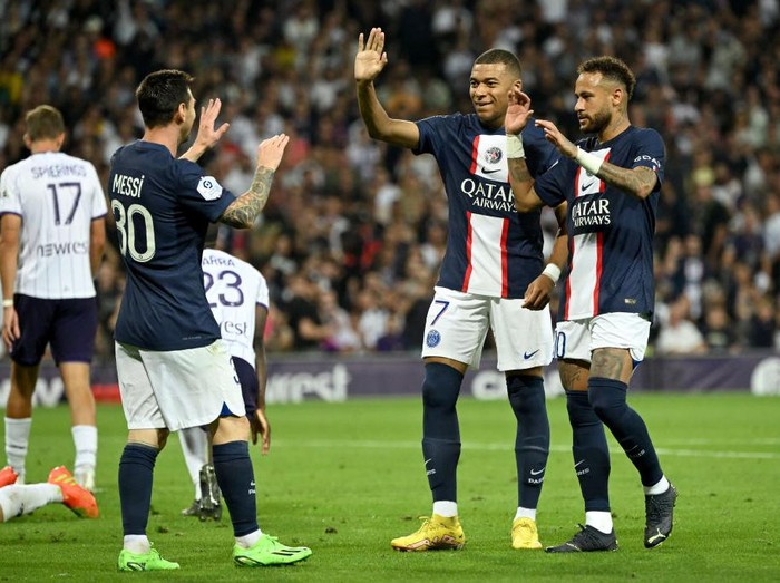 TOULOUSE, FRANCE - AUGUST 31: Lionel Messi, Kylian Mbappe and Neymar Jr of Paris Saint-Germain during the Ligue 1 match between Toulouse Football Club and Paris Saint-Germain at the Stadium on August 31, 2022 in Toulouse, France. (Photo by Lionel Hahn/Getty Images)