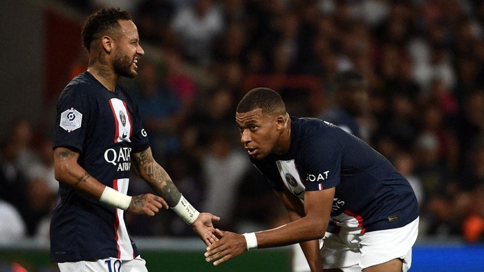 Paris Saint-Germains Brazilian forward Neymar (L) speaks with Paris Saint-Germains French forward Kylian Mbappe during the French L1 football match between Toulouse FC and Paris-Saint Germain (PSG) at Stadium TFC in Toulouse, southwestern France, on August 31, 2022. (Photo by Valentine CHAPUIS / AFP) (Photo by VALENTINE CHAPUIS/AFP via Getty Images)