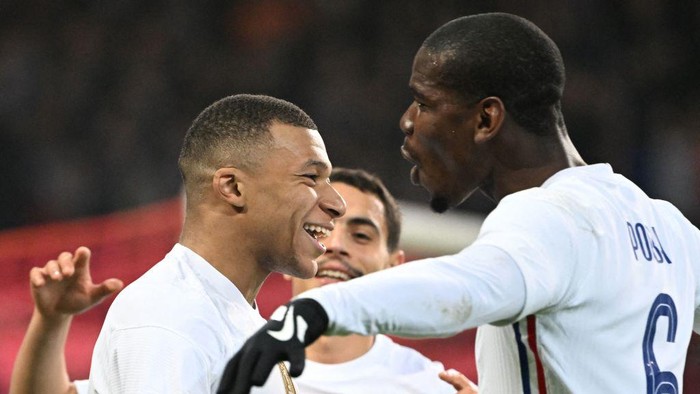 French forward Kylian Mbappe (L) celebrates with French midfielder Paul Pogba (R) after scoring a goal from the penalty-kick during the friendly football match between France and South Africa at Pierre-Mauroy stadium in Villeneuve-dAscq, near Lille, northern France, on March 29, 2022. (Photo by DENIS CHARLET / AFP) (Photo by DENIS CHARLET/AFP via Getty Images)