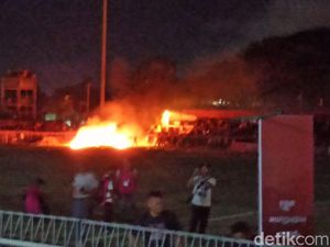 Marah Listrik Mati Saat Laga Persiraja Vs PSMS, Penonton Bakar Stadion