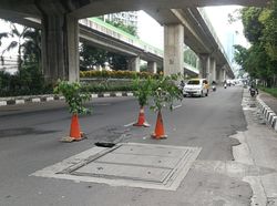 Awas! Ada Lubang di Tengah Jalan Sebelum Flyover Kapten Tendean Jaksel