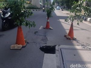 Lubang Tengah Jalan Tendean Jaksel Muncul Dekat Manhole SJUT