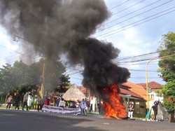 Mahasiswa Bakar Ban di Gedung DPRD Banyuwangi Tolak Harga BBM Naik