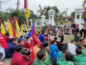 Duduk Melantai dengan Mahasiswa, DPRD Asahan Sepakat Tolak Kenaikan BBM