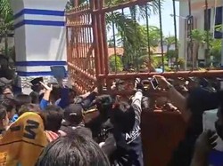 Demo Tolak Harga BBM Naik Ricuh, Mahasiswa Rusak Pagar DPRD Sampang