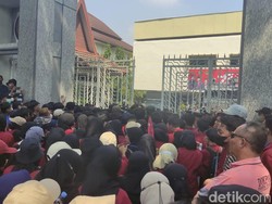 Ratusan Mahasiswa Sidoarjo Geruduk DPRD Desak Pemerintah Turunkan Harga BBM