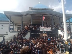 Mahasiswa Demo BBM Duduki DPRD Kendari, Desak Aspirasi Diteruskan ke Pusat