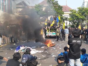 Sederet Aksi Protes Kenaikan Harga BBM di Jateng Sederet Aksi Protes Kenaikan Harga BBM di Jateng