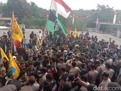 Mahasiswa Bentrok dengan Polisi di Demo BBM Manado, Adu Mulut-Baku Dorong