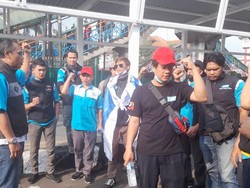 Gunakan KRL, Buruh Bogor Pergi ke Jakarta untuk Demo Tolak Kenaikan BBM