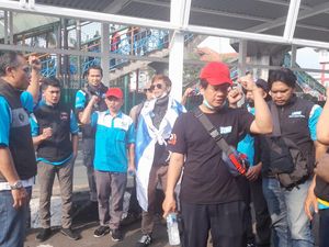 Gunakan KRL, Buruh Bogor Pergi ke Jakarta untuk Demo Tolak Kenaikan BBM Gunakan KRL, Buruh Bogor Pergi ke Jakarta untuk Demo Tolak Kenaikan BBM