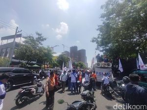 Demo Kenaikan BBM, Ratusan Buruh Mulai Masuk Kota Surabaya