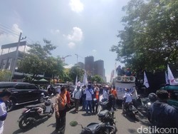Demo Kenaikan BBM, Ratusan Buruh Mulai Masuk Kota Surabaya