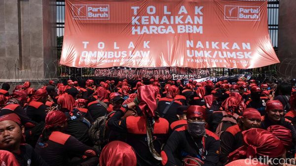 Penampakan Massa Buruh Tolak Kenaikan Harga BBM di depan DPR