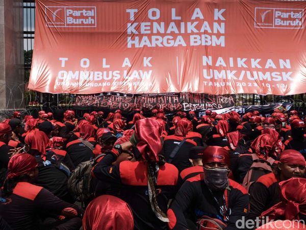 Penampakan Massa Buruh Tolak Kenaikan Harga BBM di depan DPR