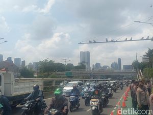 Massa Demo Tolak BBM Naik Mulai Berdatangan ke DPR, Lalin Macet