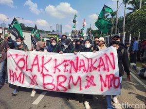 Massa Demo Buruh di DPR Bubar, Giliran Mahasiswa Datang