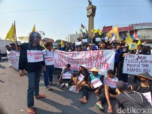 Demo Harga BBM, Massa PMII Sukoharjo Sempat Blokade Jalan Tugu Kartasura Demo Harga BBM, Massa PMII Sukoharjo Sempat Blokade Jalan Tugu Kartasura