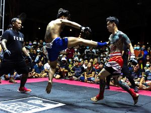 Melihat Petarung Amatir Unjuk Kemampuan di Kuil Thailand Melihat Petarung Amatir Unjuk Kemampuan di Kuil Thailand