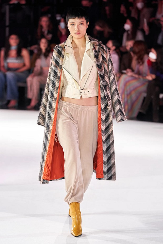 Motif dua garis Chevron ditampilkan oleh Missoni pada koleksi Fall Winter 2022