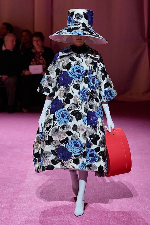 Richard Quinn menampilkan motif bunga-bunga berwarna cerah pada koleksi Fall Winter 2022