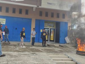 Driver Ojol Palopo Segel Kantor Cabang di Demo BBM, Minta Tarif Dinaikkan Driver Ojol Palopo Segel Kantor Cabang di Demo BBM, Minta Tarif Dinaikkan