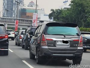 Mobil Pelat Putih Makin Ramai Seliweran di Jalan Mobil Pelat Putih Makin Ramai Seliweran di Jalan