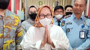 Penampakan Ratu Atut Usai Bebas Bersyarat