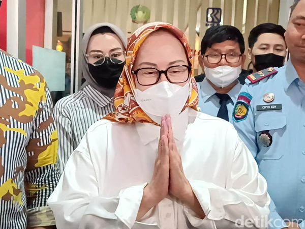Penampakan Ratu Atut Usai Bebas Bersyarat