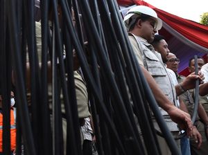 Perlu 2 Minggu untuk Potong Kabel-Cabut Tiang di Mampang Prapatan Perlu 2 Minggu untuk Potong Kabel-Cabut Tiang di Mampang Prapatan