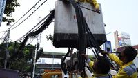 Kabel Utilitas di Mampang Mulai Ditanam di Dalam Tanah